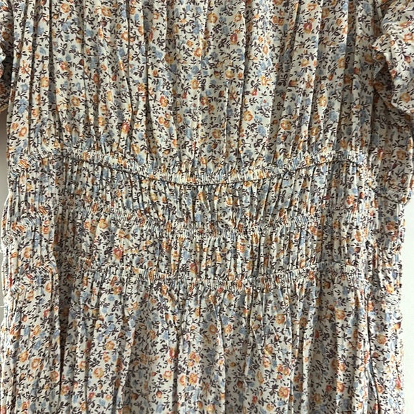 A beautiful floral dress with POCKETS. - Picture 3 of 4